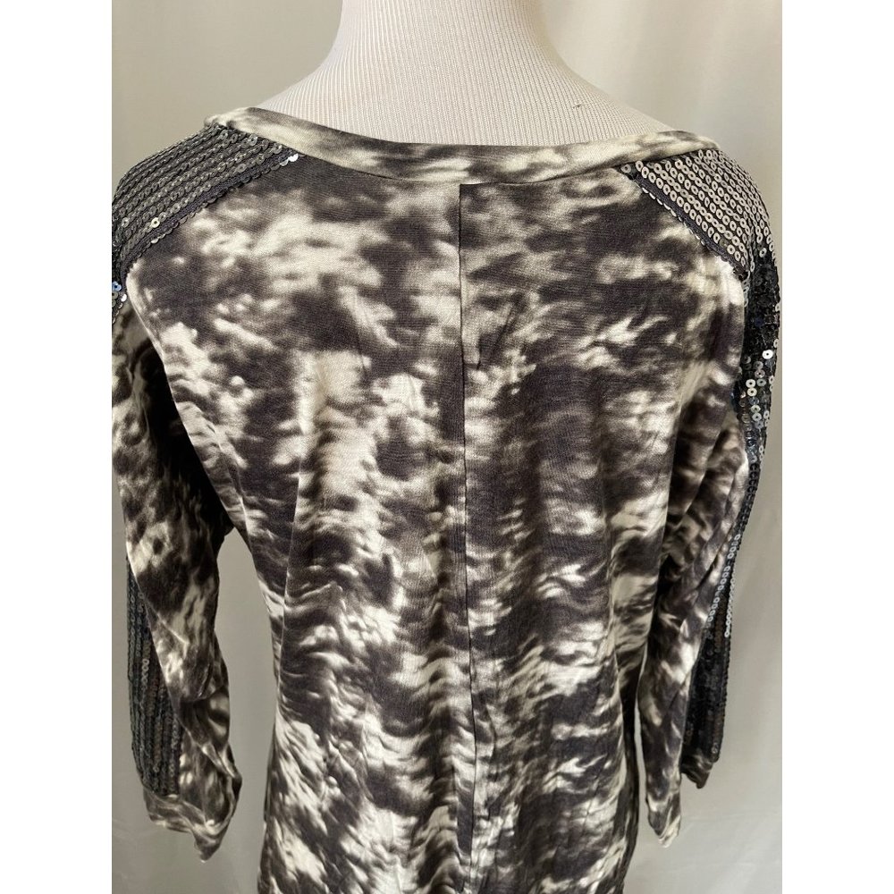 Day Trip Gray/White Abstract Tie Dye Sequin Accented Pockets & 3/4 Sleeve Top - Picture 4 of 11